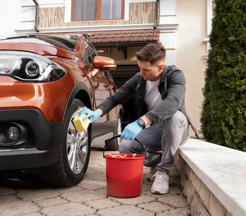 Lavage auto à domicile Marsannay-le-Bois : professionnel intervenant sur un véhicule